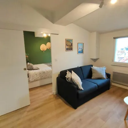 Appartement Barnabe : Nid Douillet Perche En Plein Centre Historique.