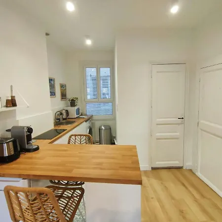 Appartement Barnabe : Nid Douillet Perche En Plein Centre Historique.