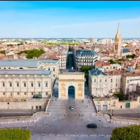Barnabe : Nid Douillet Perche En Plein Centre Historique.