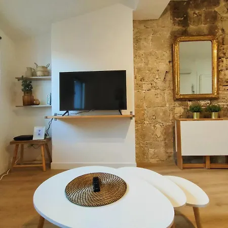 Appartement Barnabe : Nid Douillet Perche En Plein Centre Historique.